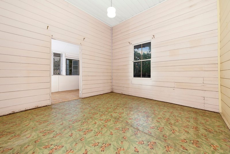 Photo - 2 Armstrong Street, Hermit Park QLD 4812 - Image 3