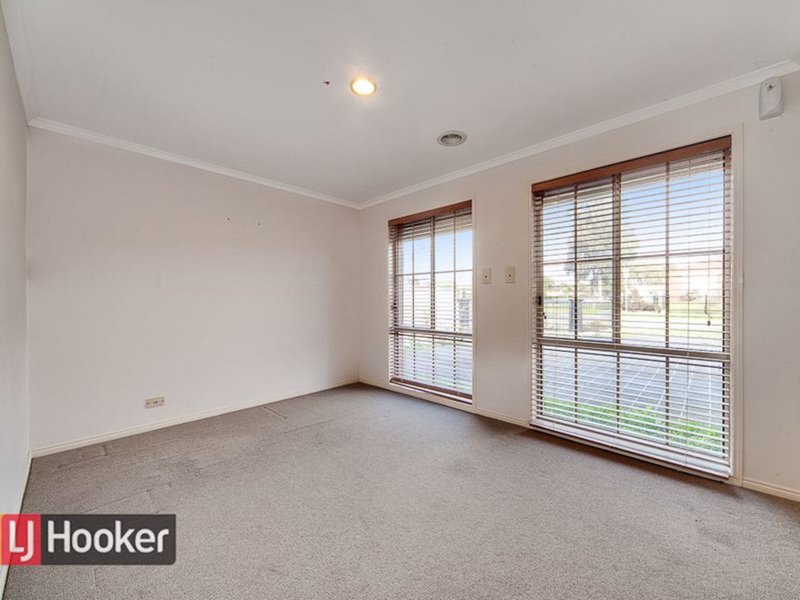 Photo - 2 Ashbrook Way, Cranbourne West VIC 3977 - Image 3