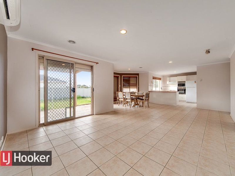 Photo - 2 Ashbrook Way, Cranbourne West VIC 3977 - Image 6