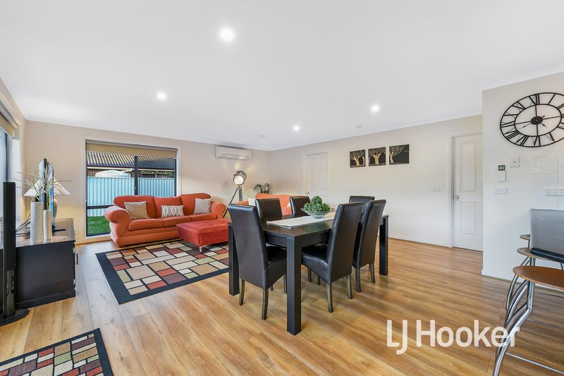 Photo - 2 Ashwood Grove, Pakenham VIC 3810 - Image 4