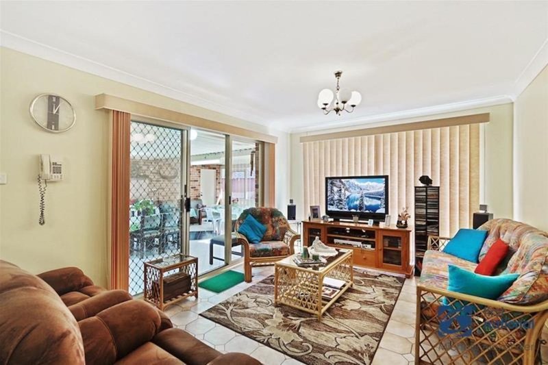 Photo - 2 Azalea Place, Macquarie Fields NSW 2564 - Image 6