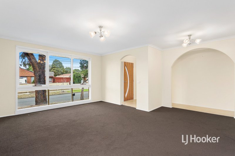 Photo - 2 Barina Close, Keilor Downs VIC 3038 - Image 3