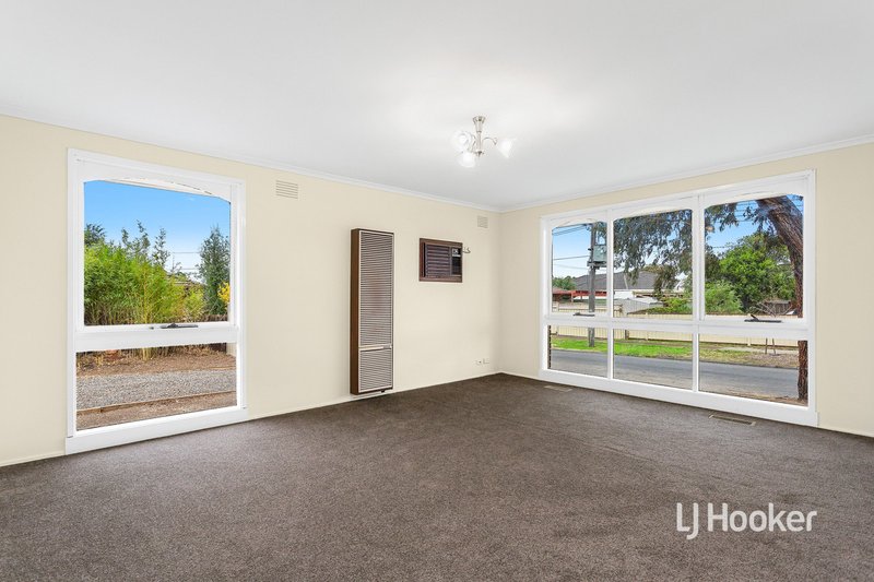 Photo - 2 Barina Close, Keilor Downs VIC 3038 - Image 6