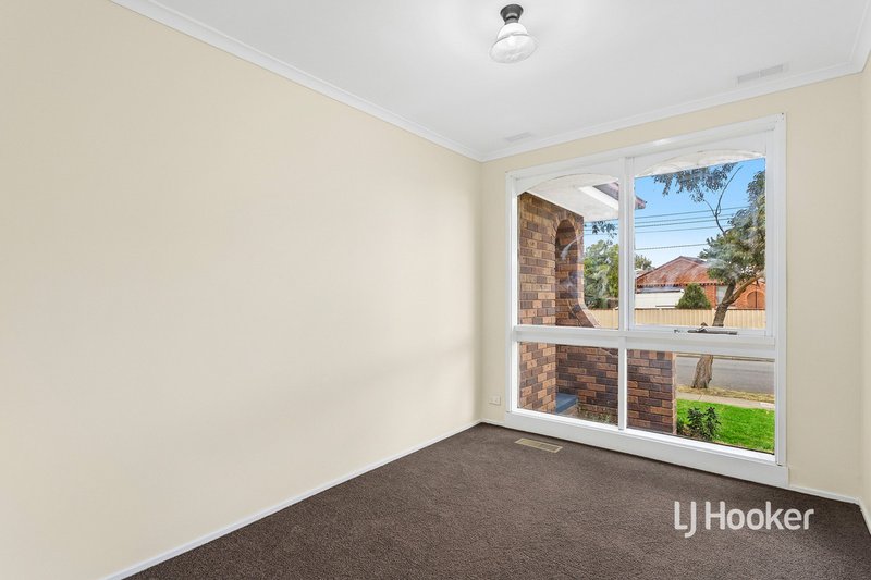 Photo - 2 Barina Close, Keilor Downs VIC 3038 - Image 14