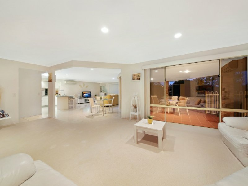 Photo - 2 Beaconsfield Drive, Burleigh Waters QLD 4220 - Image 8