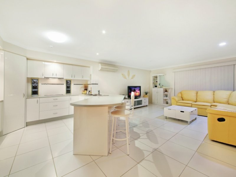 Photo - 2 Beaconsfield Drive, Burleigh Waters QLD 4220 - Image 9