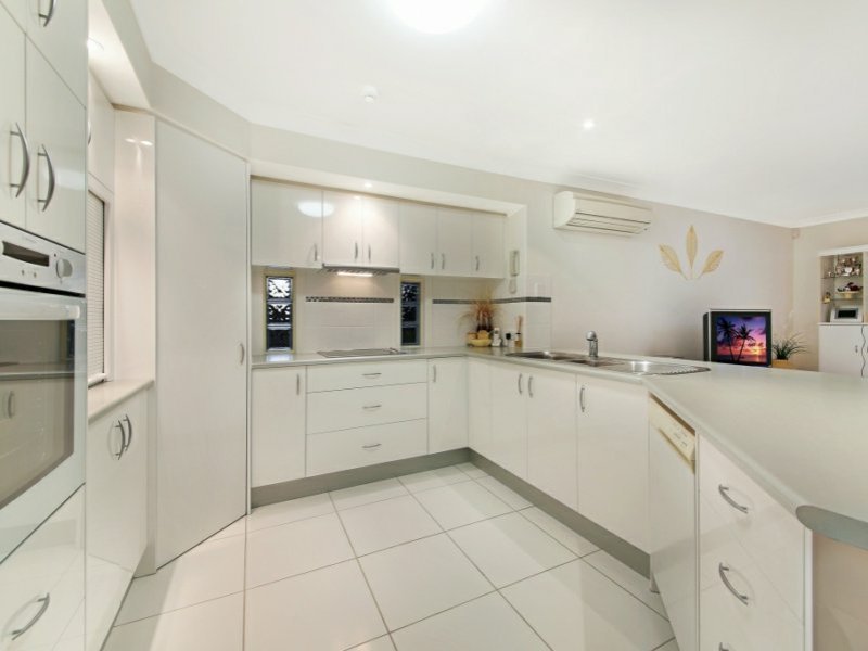 Photo - 2 Beaconsfield Drive, Burleigh Waters QLD 4220 - Image 11