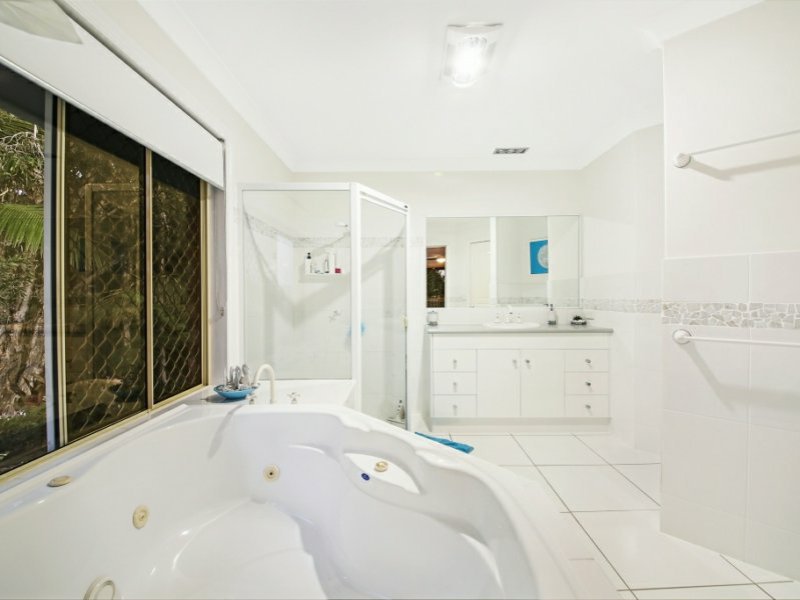 Photo - 2 Beaconsfield Drive, Burleigh Waters QLD 4220 - Image 12