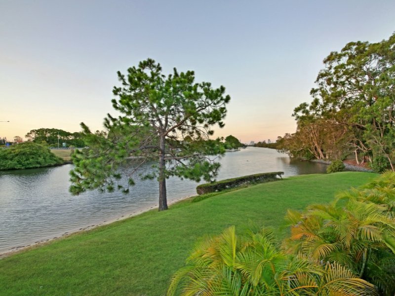 Photo - 2 Beaconsfield Drive, Burleigh Waters QLD 4220 - Image 23