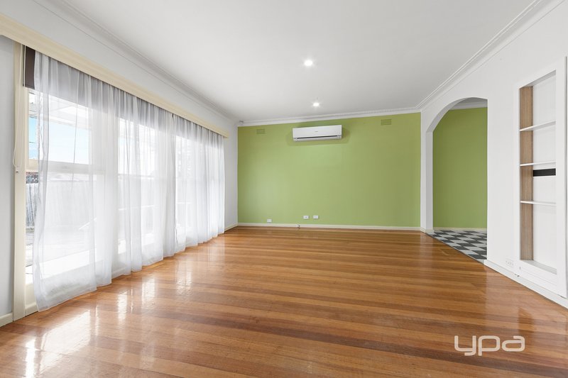 Photo - 2 Beccles Court, St Albans VIC 3021 - Image 2