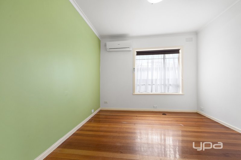 Photo - 2 Beccles Court, St Albans VIC 3021 - Image 7