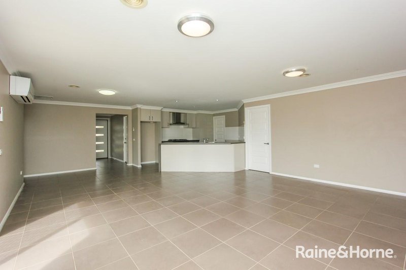 Photo - 2 Billabong Close, Kelso NSW 2795 - Image 5