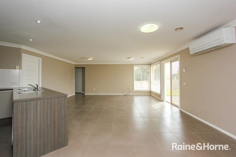 Photo - 2 Billabong Close, Kelso NSW 2795 - Image 6