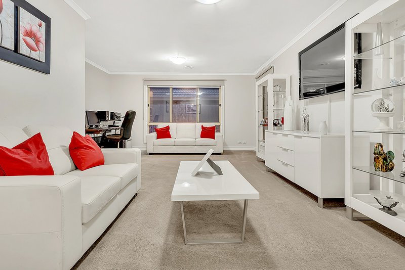 Photo - 2 Bingin Place, Craigieburn VIC 3064 - Image 6