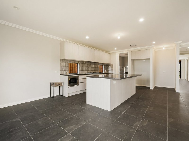 Photo - 2 Binshaw Crescent, Menangle Park NSW 2563 - Image 3