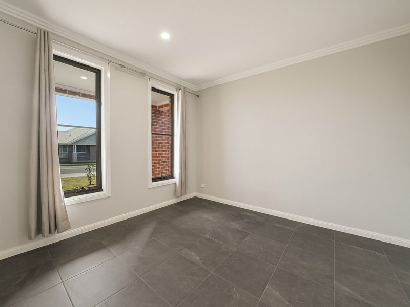 Photo - 2 Binshaw Crescent, Menangle Park NSW 2563 - Image 4