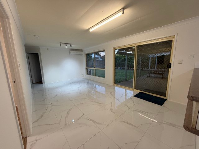 Photo - 2 Bowerbird Close, Doolandella QLD 4077 - Image 1