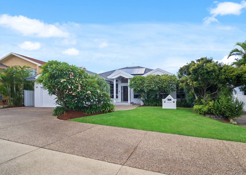 Photo - 2 Brigantine Place, Caves Beach NSW 2281 - Image 3