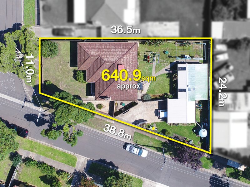 Photo - 2 Burns Grove, Kingsbury VIC 3083 - Image 2