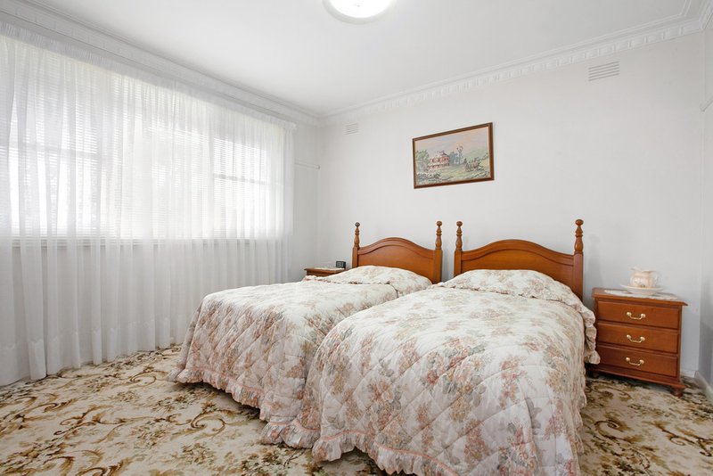 Photo - 2 Burns Grove, Kingsbury VIC 3083 - Image 6