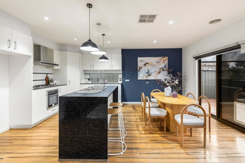 Photo - 2 Burrows Place, Craigieburn VIC 3064 - Image 10
