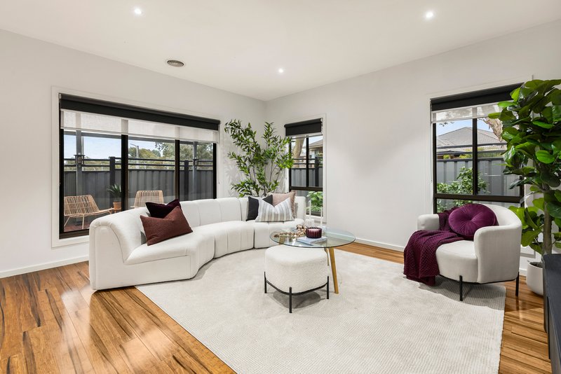 Photo - 2 Burrows Place, Craigieburn VIC 3064 - Image 11