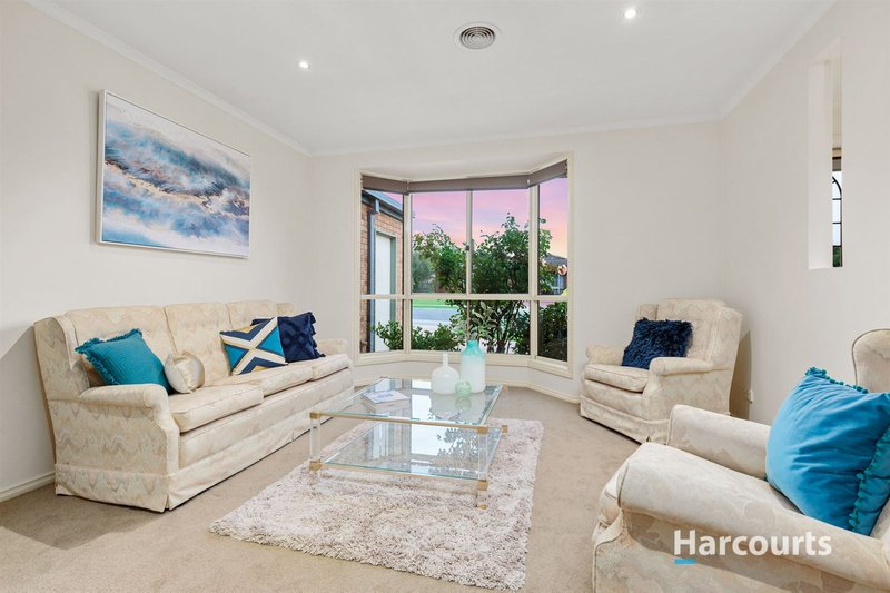 Photo - 2 Cairn Curren Close, Rowville VIC 3178 - Image 4