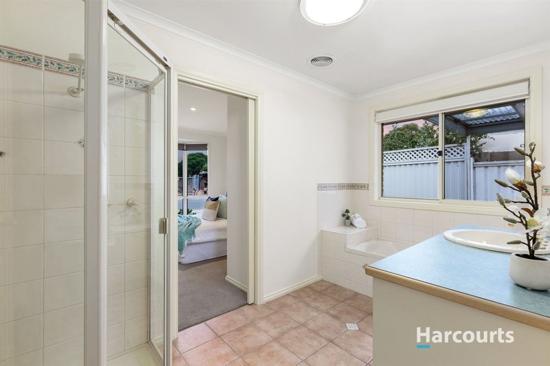 Photo - 2 Cairn Curren Close, Rowville VIC 3178 - Image 11