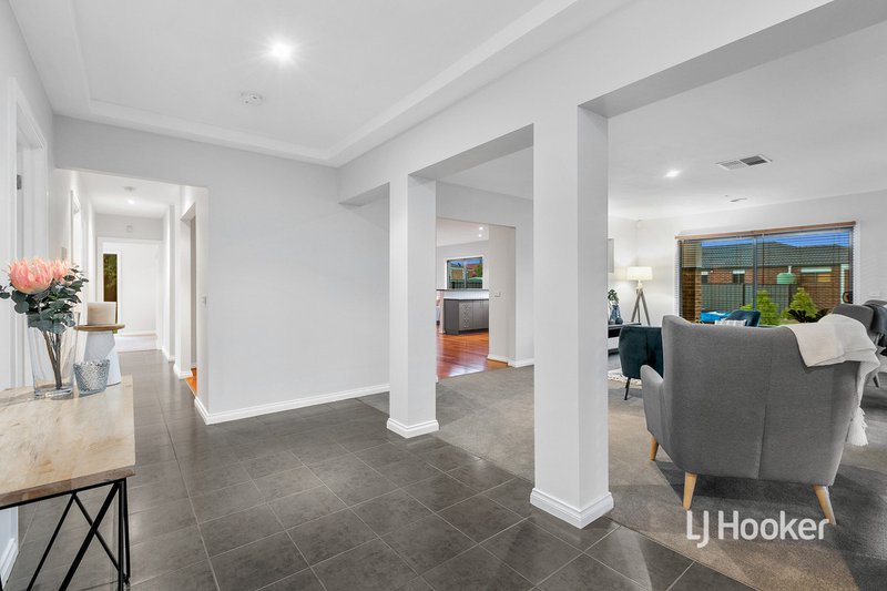 Photo - 2 Caldicott Crescent, Point Cook VIC 3030 - Image 4