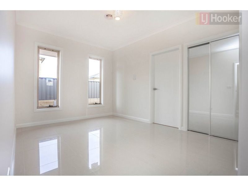 Photo - 2 Calm Avenue, Craigieburn VIC 3064 - Image 5