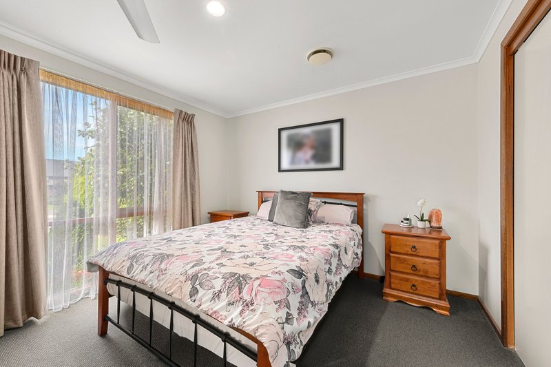 Photo - 2 Caloola Court, Rowville VIC 3178 - Image 6