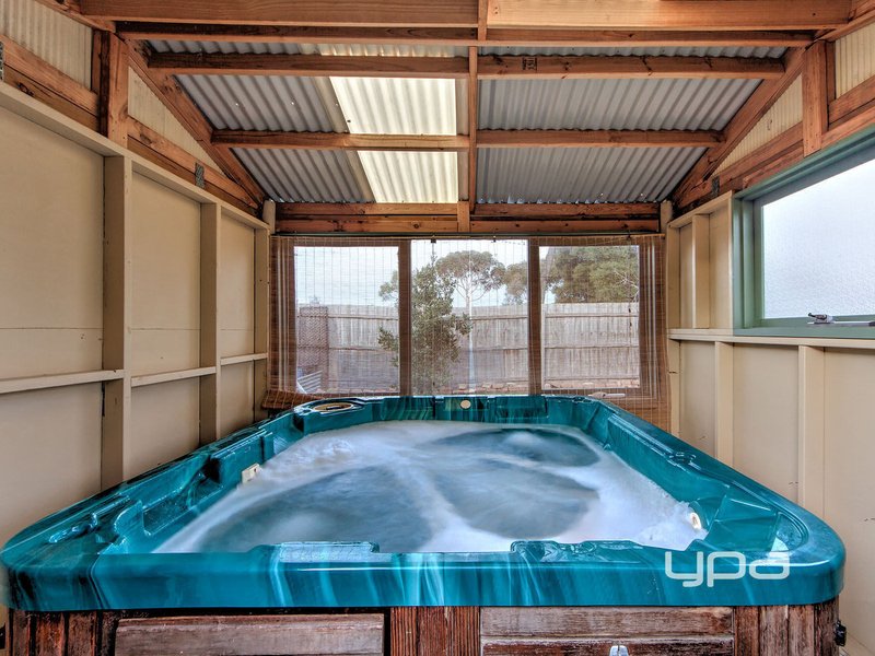 Photo - 2 Camelot Drive, Albanvale VIC 3021 - Image 11