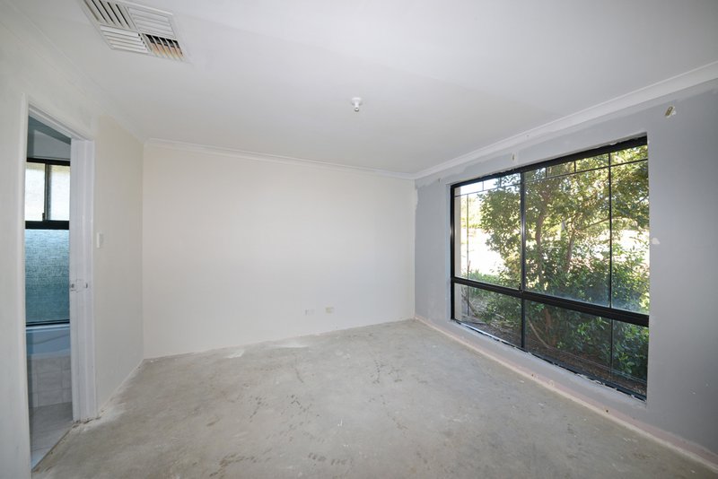 Photo - 2 Canopy Court, Banksia Grove WA 6031 - Image 5