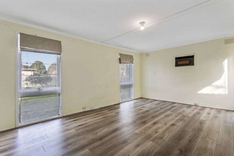 Photo - 2 Carluke Close, Berwick VIC 3806 - Image 2