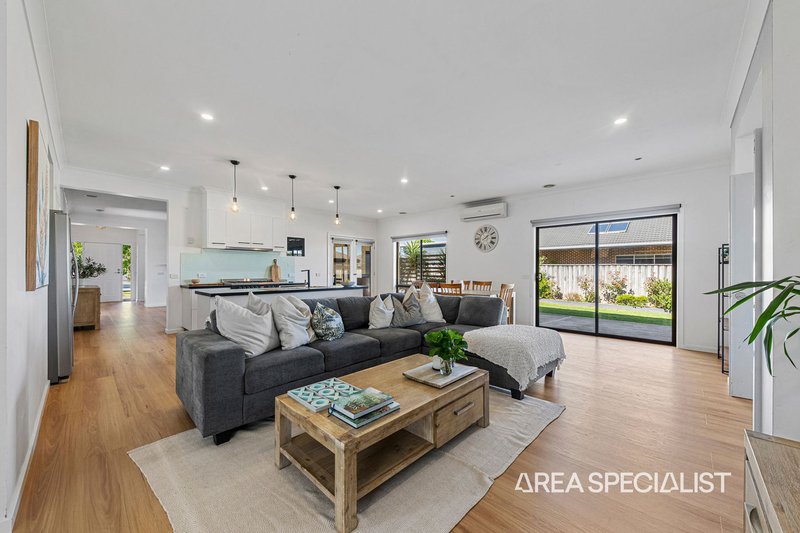 Photo - 2 Carrington Drive, Pakenham VIC 3810 - Image 3