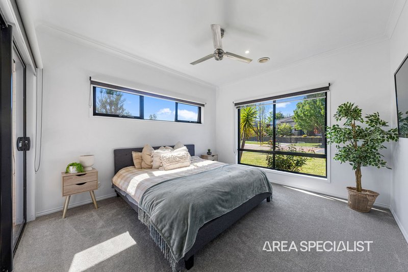 Photo - 2 Carrington Drive, Pakenham VIC 3810 - Image 5