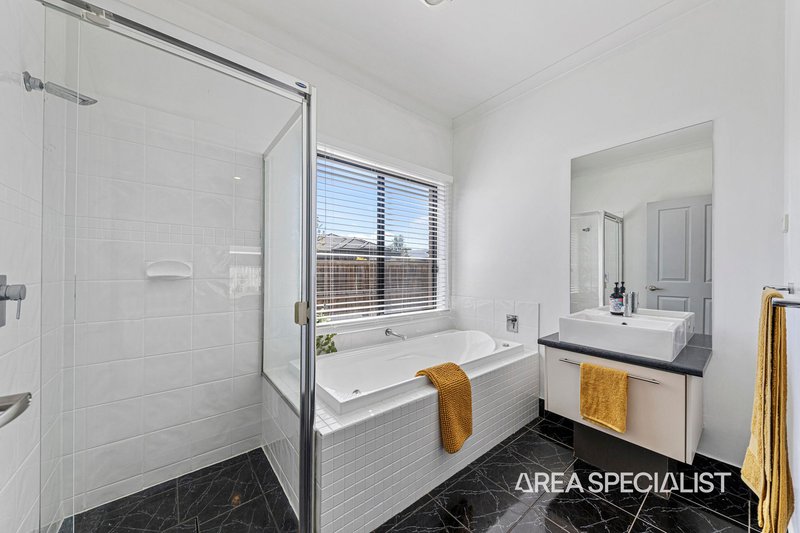 Photo - 2 Carrington Drive, Pakenham VIC 3810 - Image 15