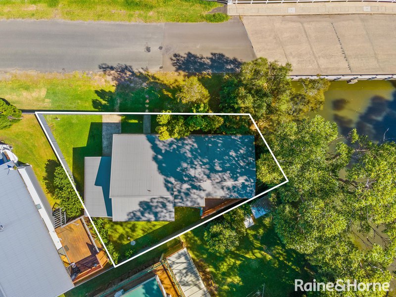 Photo - 2 Centre Street, Lake Tabourie NSW 2539 - Image 4