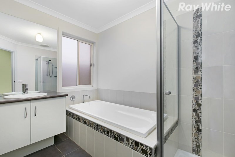 Photo - 2 Cerreto Mews, Pakenham VIC 3810 - Image 9