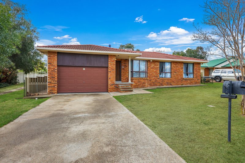 Photo - 2 Charles Coxen Close, Tamworth NSW 2340 - Image 2