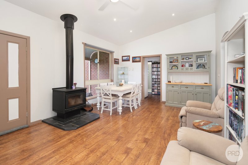 Photo - 2 Charles Drive, Cardigan Village VIC 3352 - Image 4