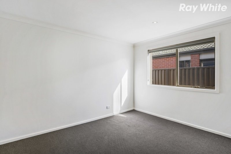 Photo - 2 Chestnut Chase, Pakenham VIC 3810 - Image 5