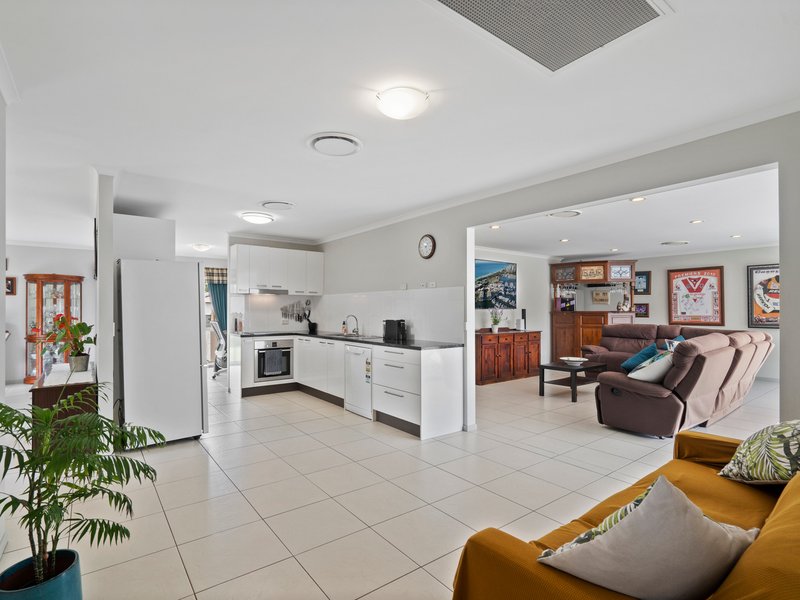 Photo - 2 Cianthus Street, Regents Park QLD 4118 - Image 5