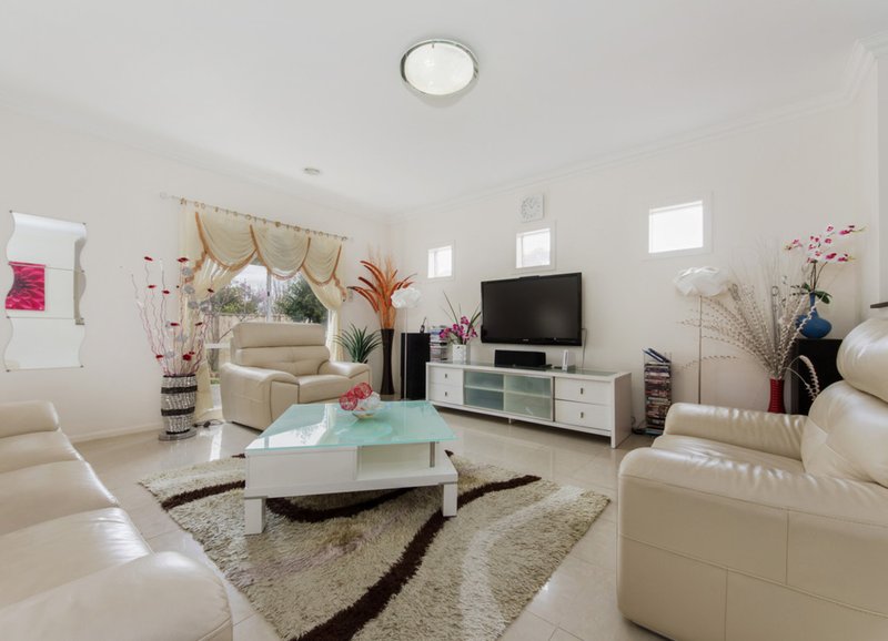 Photo - 2 Clarian Street, Cairnlea VIC 3023 - Image 7