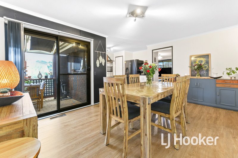 Photo - 2 Dalvana Court, Hampton Park VIC 3976 - Image 4