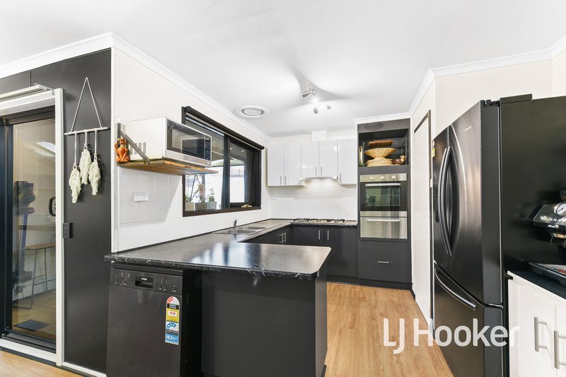 Photo - 2 Dalvana Court, Hampton Park VIC 3976 - Image 5