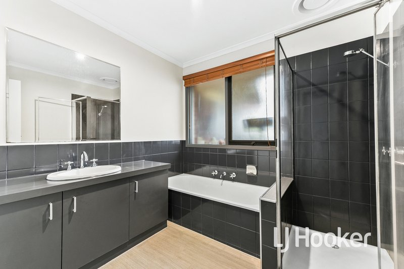 Photo - 2 Dalvana Court, Hampton Park VIC 3976 - Image 10