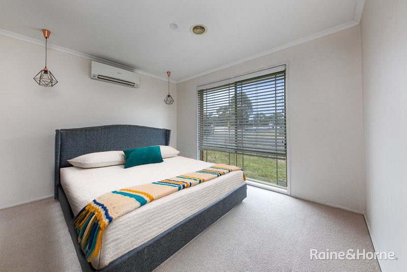 Photo - 2 Daly Close, Sunbury VIC 3429 - Image 5