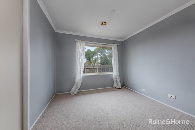 Photo - 2 Daly Close, Sunbury VIC 3429 - Image 11