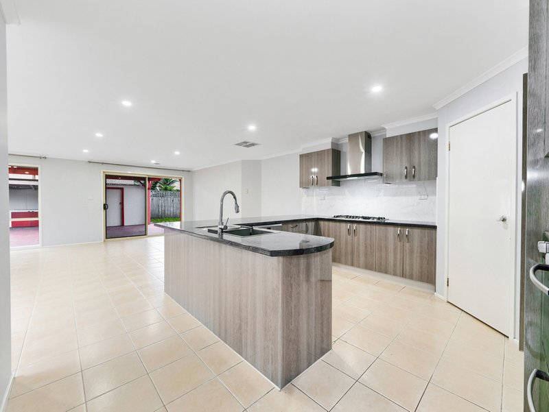 Photo - 2 Dartmoor Drive, Cranbourne East VIC 3977 - Image 14